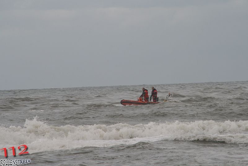 NRB en KNRM assisteren bij aankomst André Kuipers strand Noordwijk