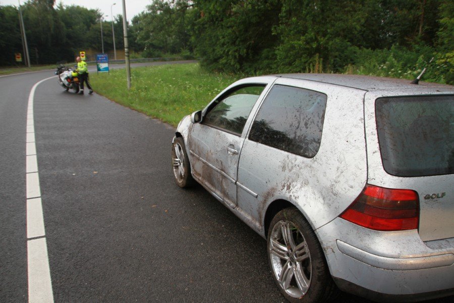 Auto vliegt uit bocht N206 Katwijk