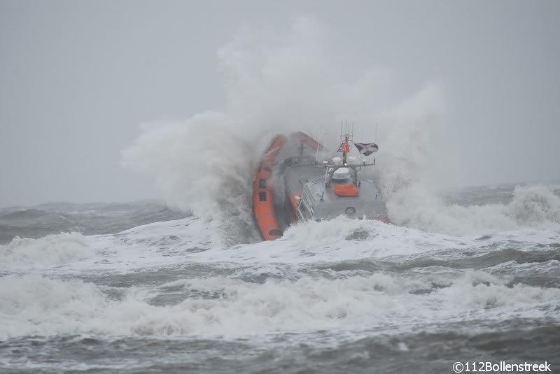 KNRM Katwijk oefent bij harde wind en hoge golven