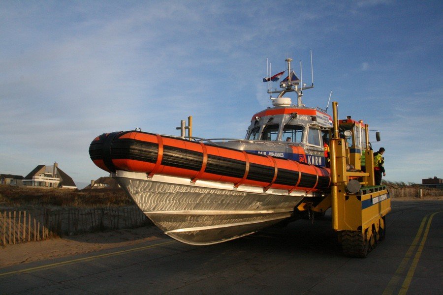 Surfer in problemen  Katwijk