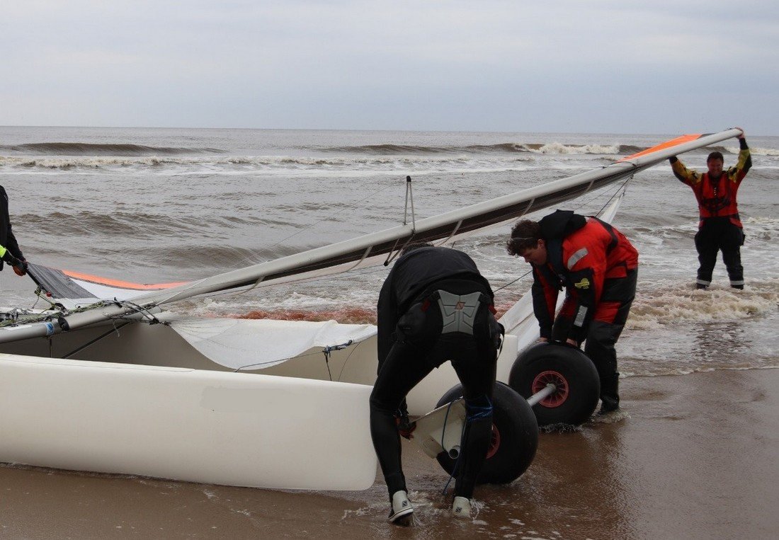 Inzet NRB voor een catamaran met gebroken mast Noordwijk