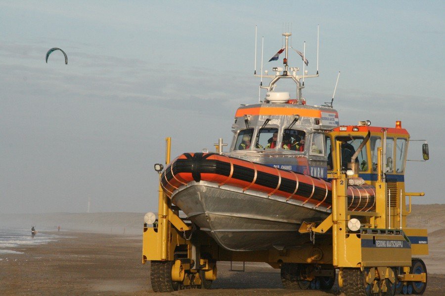 Surfer in problemen  Katwijk