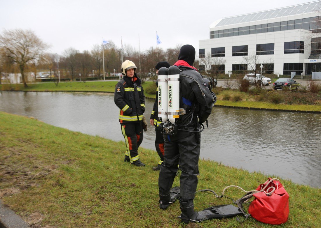 Auto te water Ir G Tjalmaweg N206 Oegstgeest