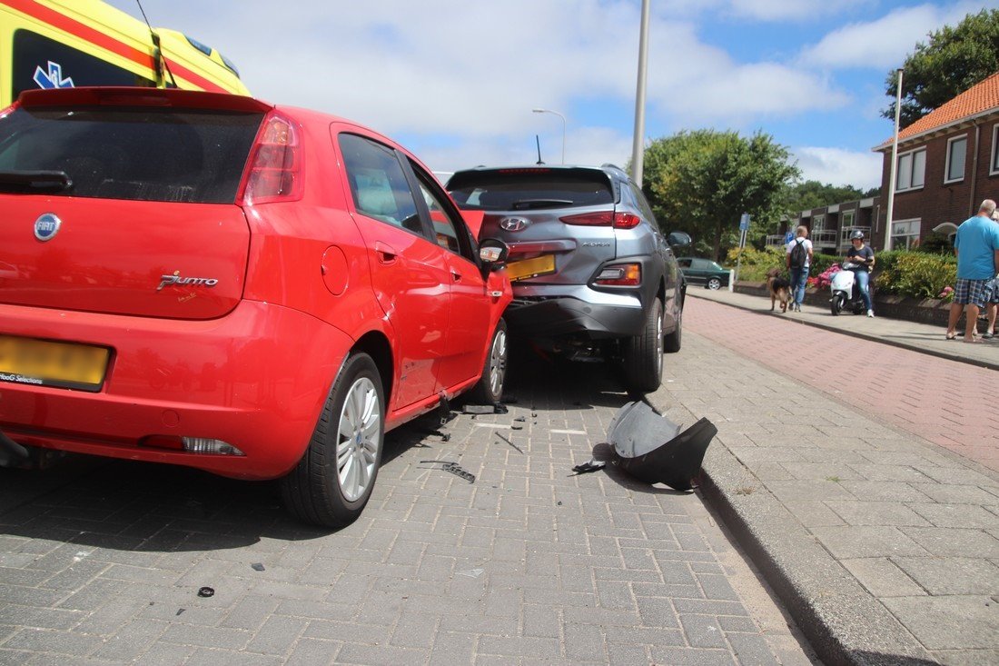 Auto ramt geparkeerde auto's Parklaan Katwijk