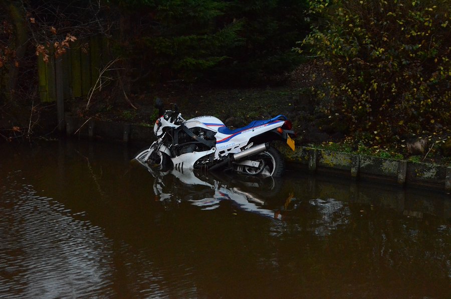 Motor te water 's Gravendamseweg N443 Voorhout