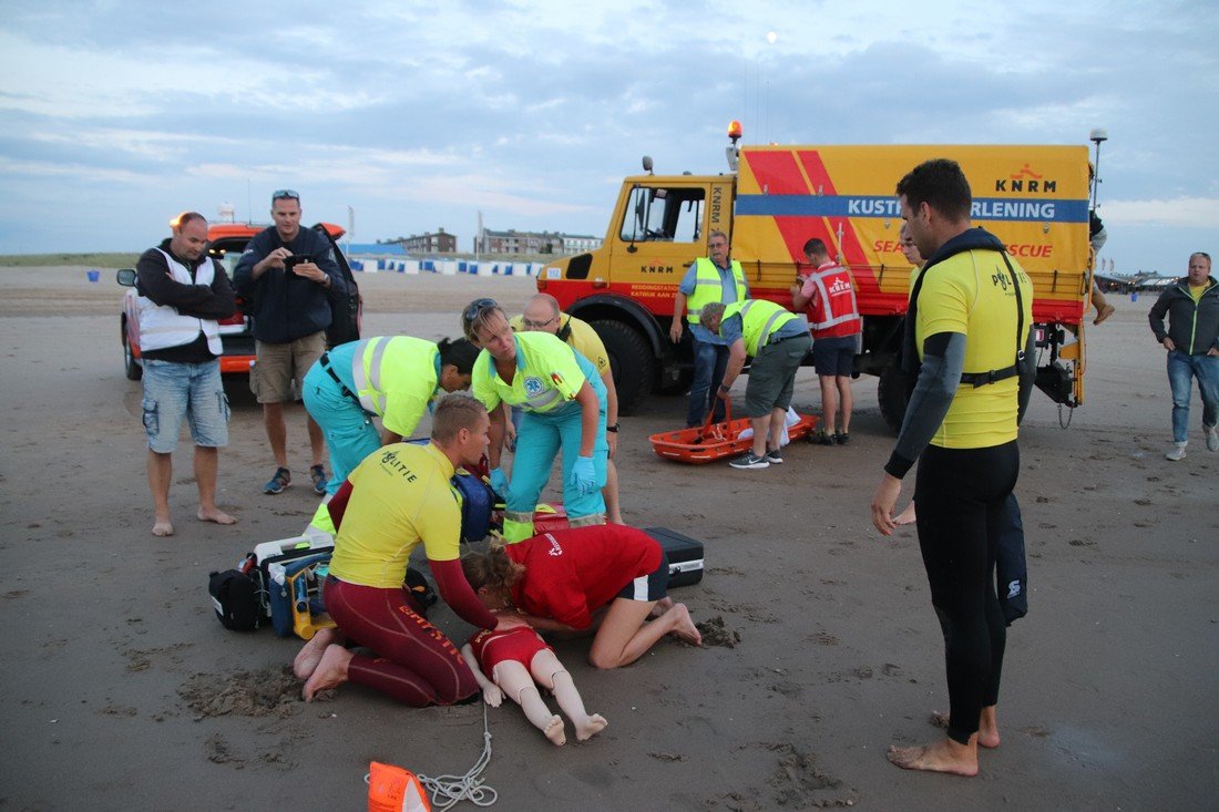 Grote oefening strand Katwijk