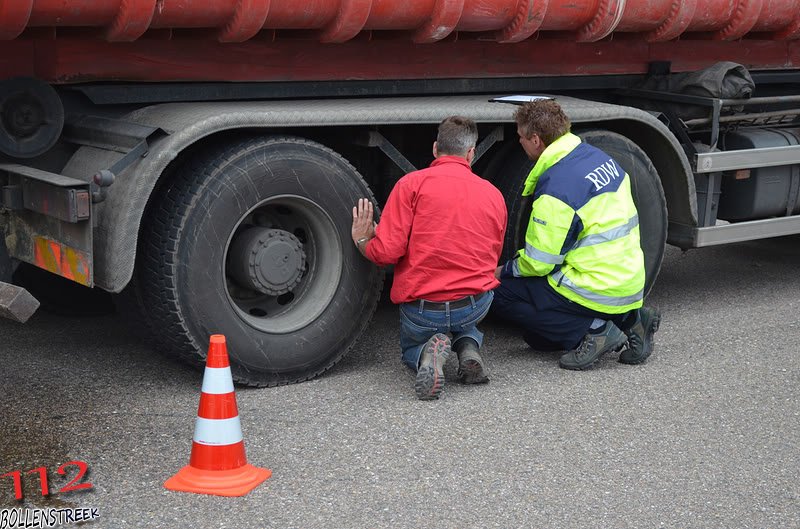 Grote vrachtwagen controle op parkeerplaats BP op de A44