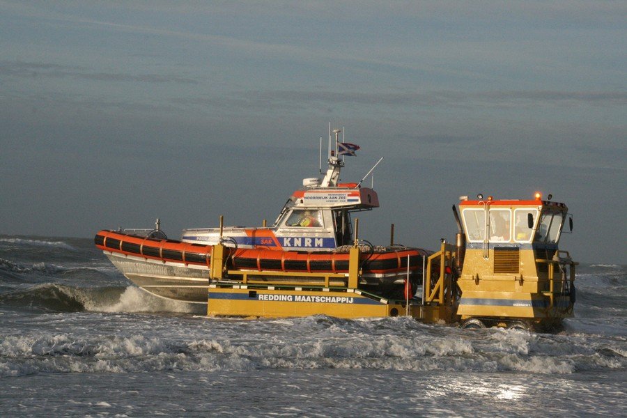 Surfer in problemen  Katwijk