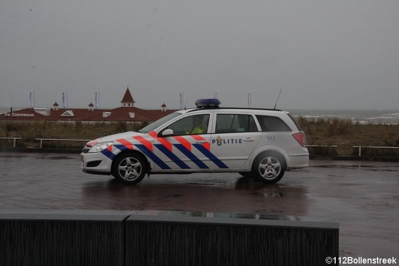 KNRM assistentie voor ambulance strand Noordwijk