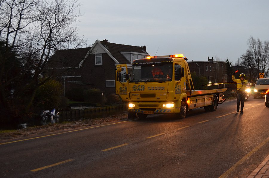 Motor te water 's Gravendamseweg N443 Voorhout