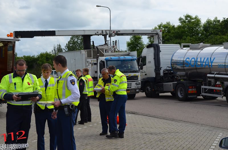 Grote vrachtwagen controle op parkeerplaats BP op de A44