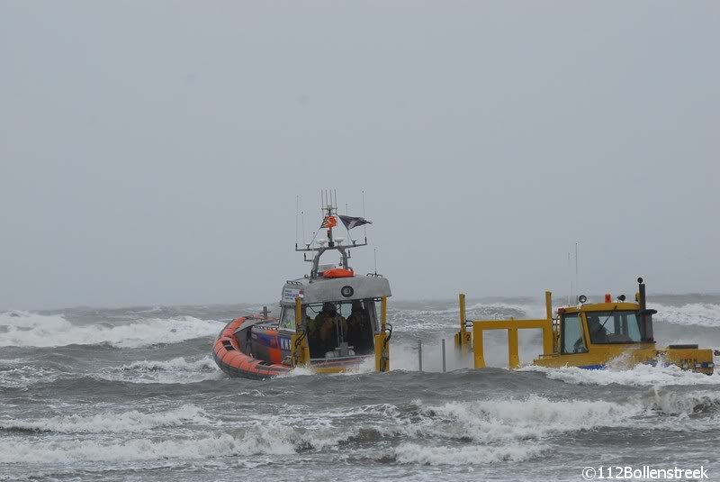 KNRM Katwijk oefent bij harde wind en hoge golven