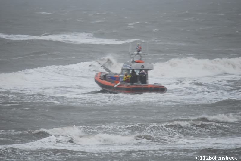 KNRM Katwijk oefent bij harde wind en hoge golven