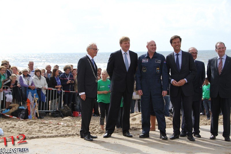 NRB en KNRM assisteren bij aankomst André Kuipers strand Noordwijk