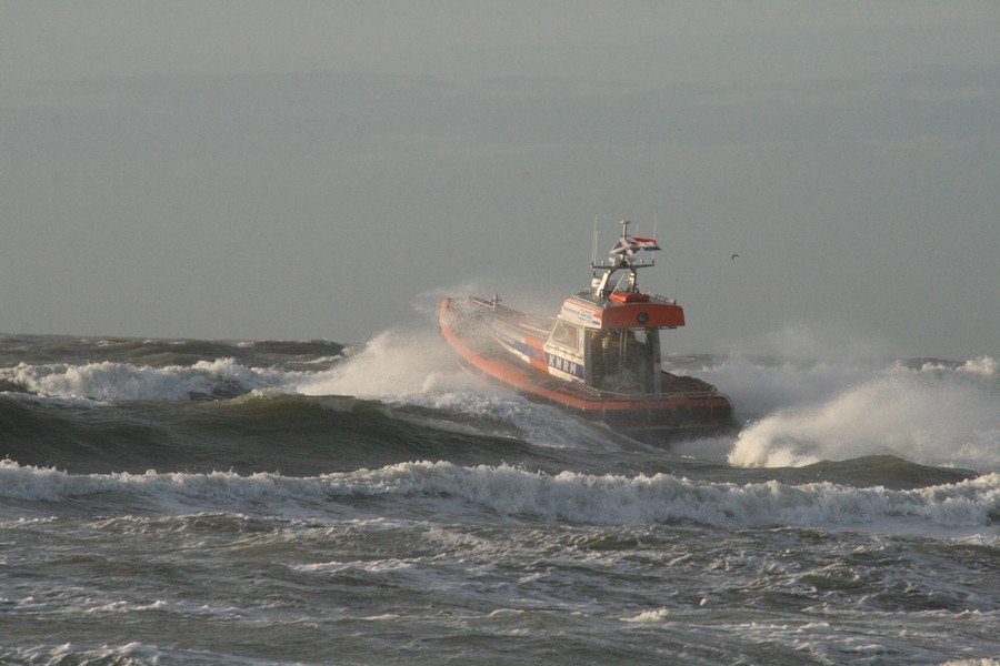 Surfer in problemen  Katwijk