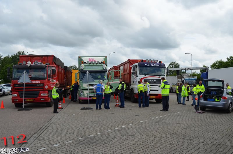 Grote vrachtwagen controle op parkeerplaats BP op de A44