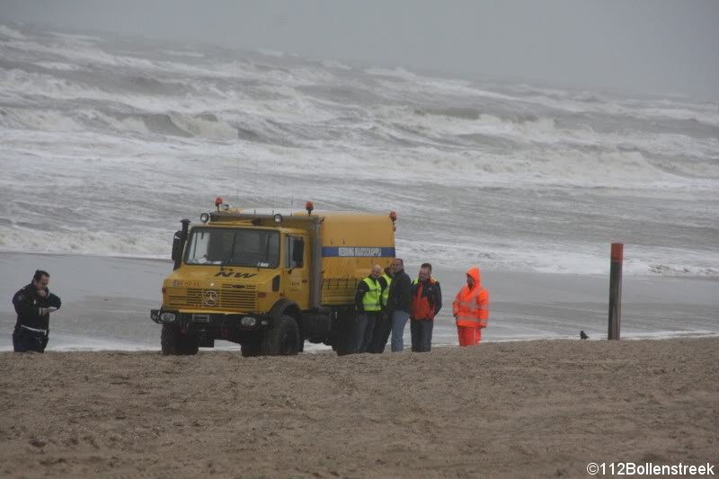 KNRM assistentie voor ambulance strand Noordwijk