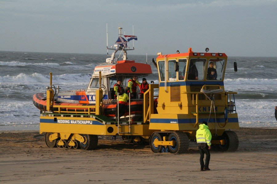 Surfer in problemen  Katwijk