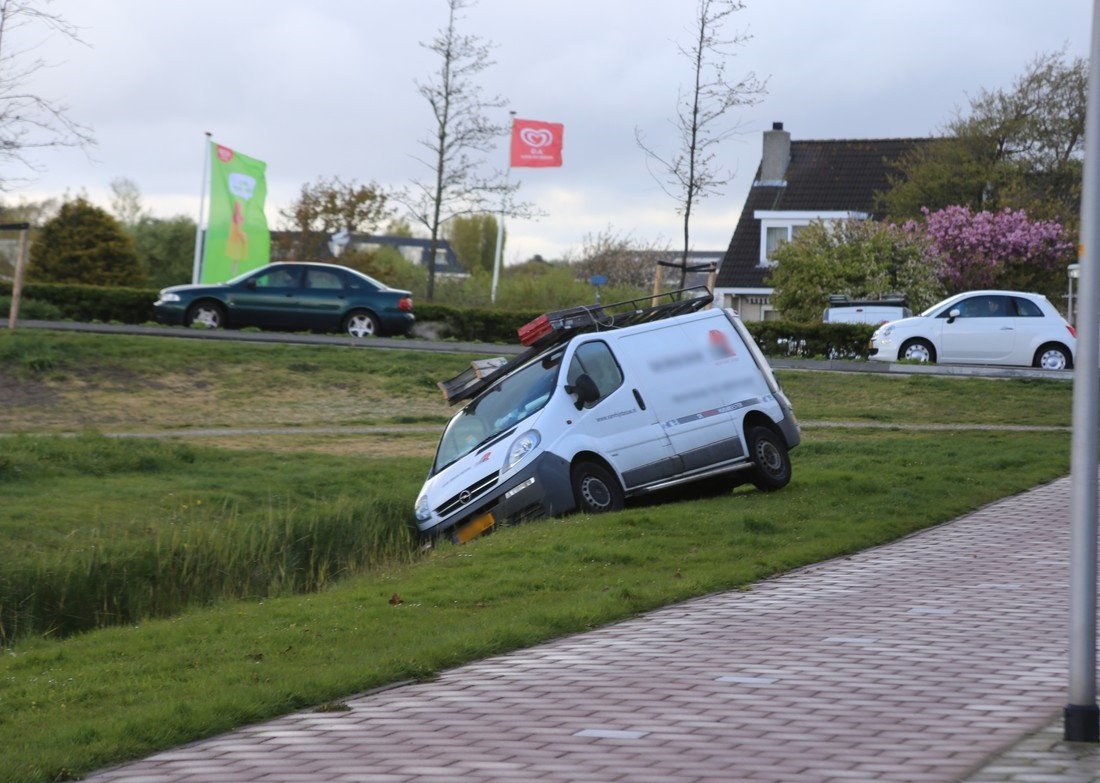 Auto komt tot stilstand in sloot Noordwijk