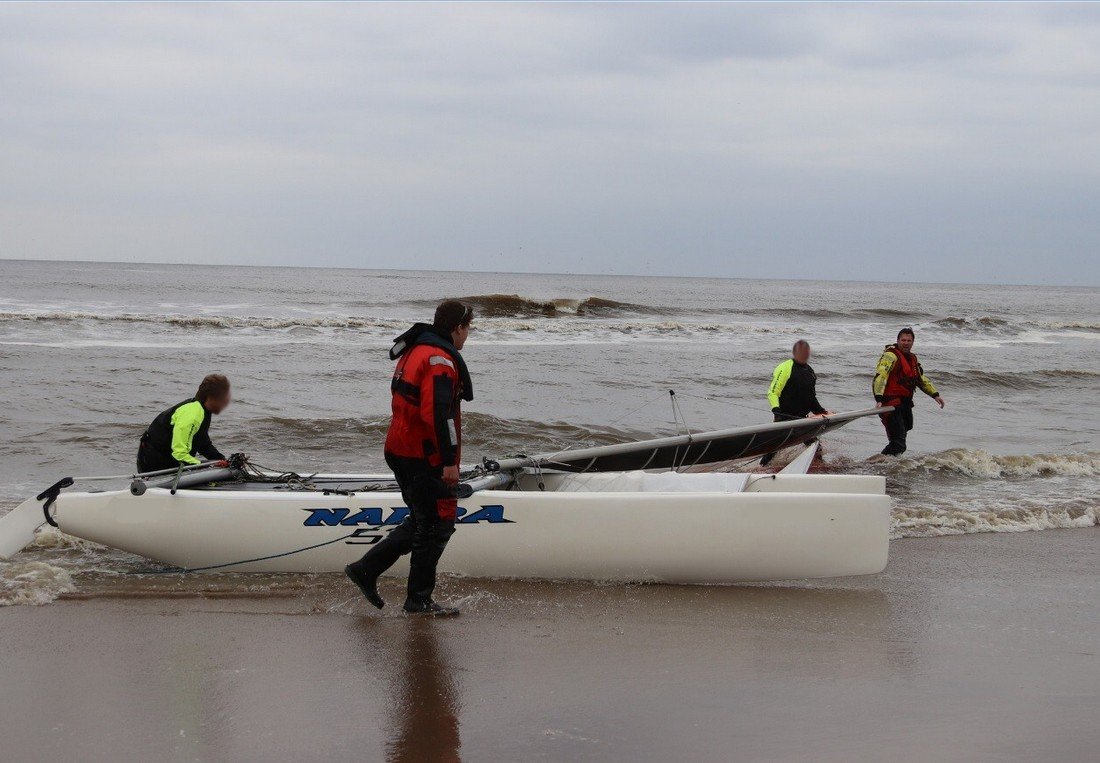 Inzet NRB voor een catamaran met gebroken mast Noordwijk