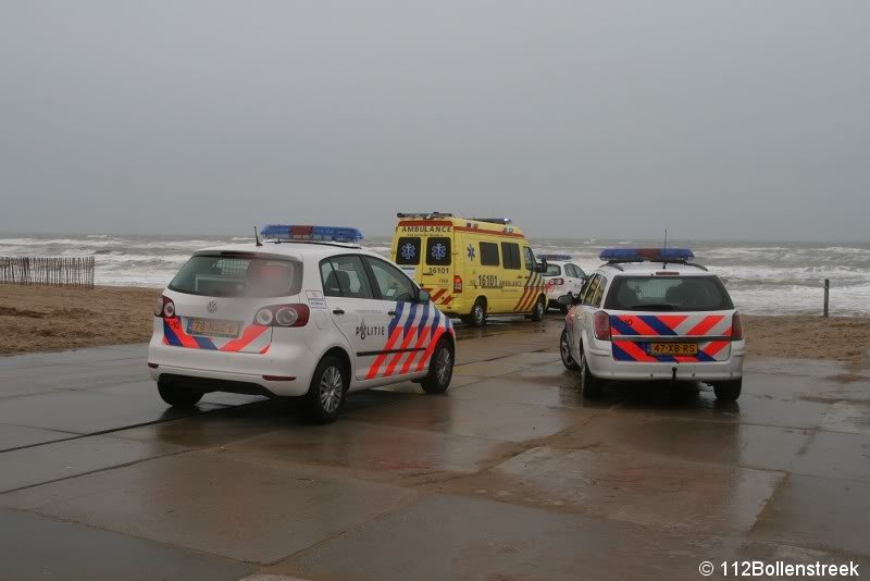 KNRM assistentie voor ambulance strand Noordwijk