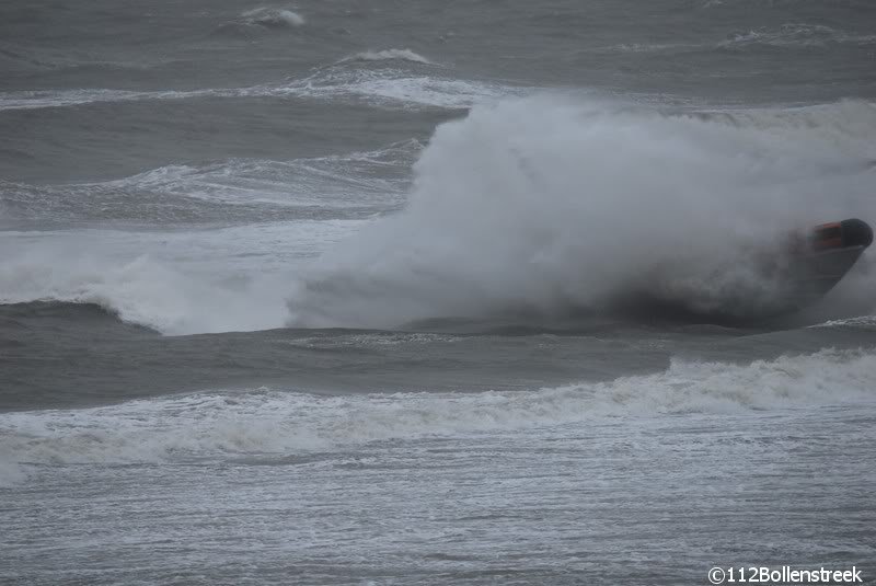 KNRM Katwijk oefent bij harde wind en hoge golven