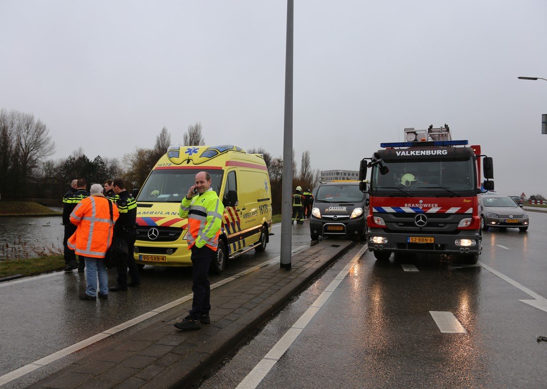 Auto te water Ir G Tjalmaweg N206 Oegstgeest