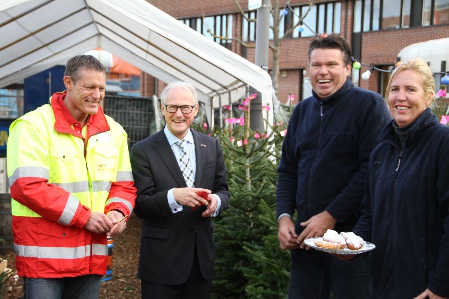 Kerstbomen verkoop gestart Jeroensplein voor goede doel