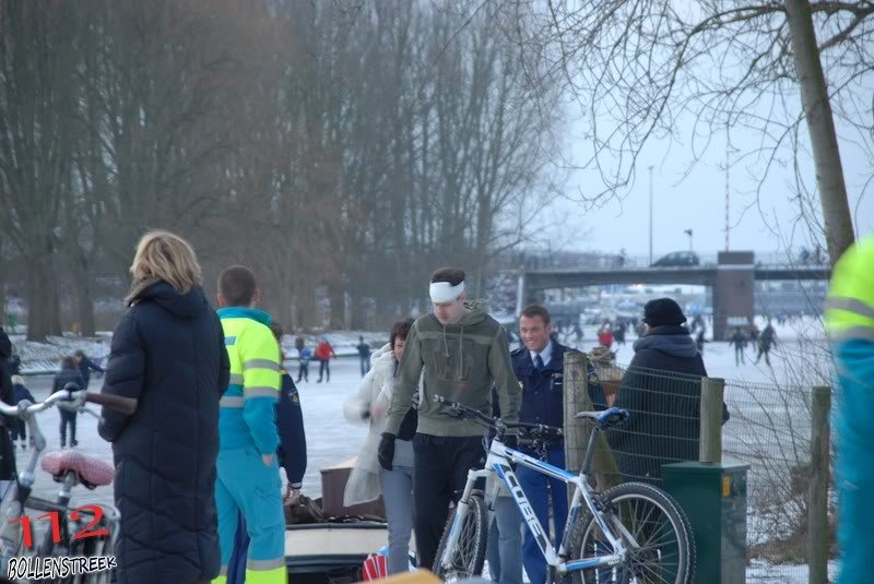 Persoon gevallen op ijs Katwijk