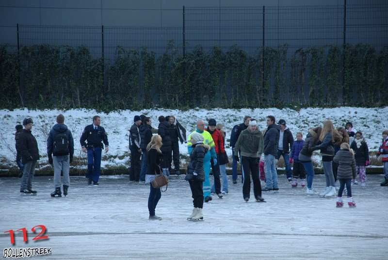 Persoon gevallen op ijs Katwijk