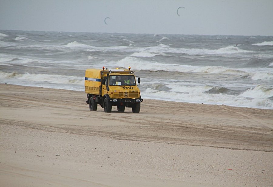 Kitesurfer in problemen Noordwijk