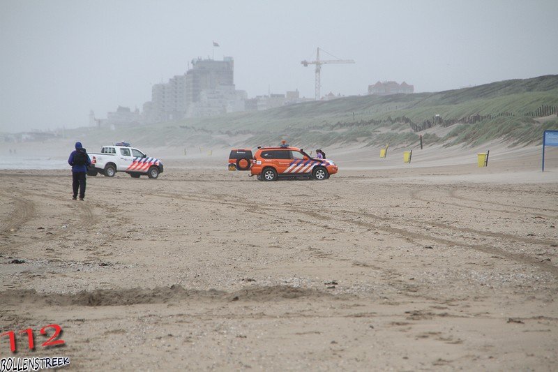 Kiter hard gevallen op strand Katwijk