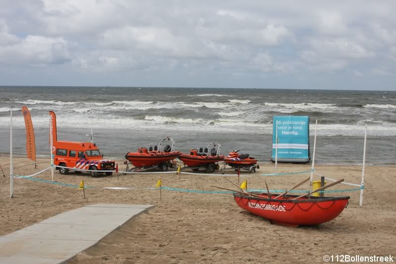 Interpolis deelt samen met de NRB 06-polsbandjes uit in Noordwijk