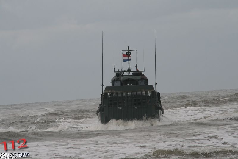 NRB en KNRM assisteren bij aankomst André Kuipers strand Noordwijk