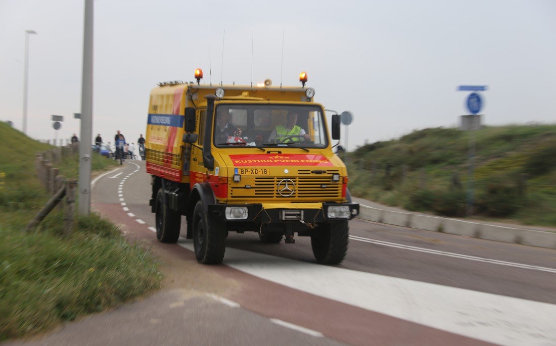 Vrouw in zee gered door KNRM Katwijk