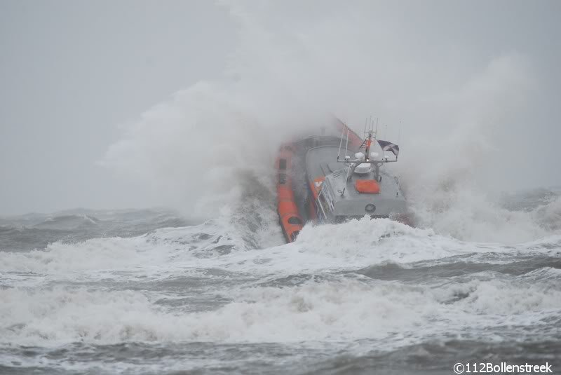 KNRM Katwijk oefent bij harde wind en hoge golven