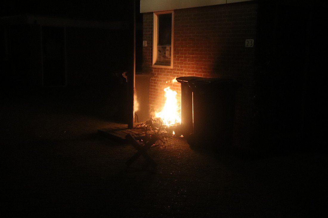 Kerstboom en container in de brand gestoken Schaalhoren Noordwijk