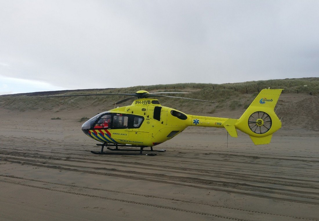 Man gewond na val op strand Katwijk