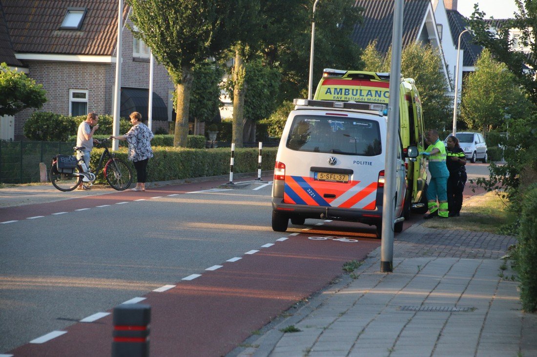 Fietser knalt tegen middengeleiding Voorhout