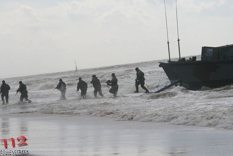 NRB en KNRM assisteren bij aankomst André Kuipers strand Noordwijk