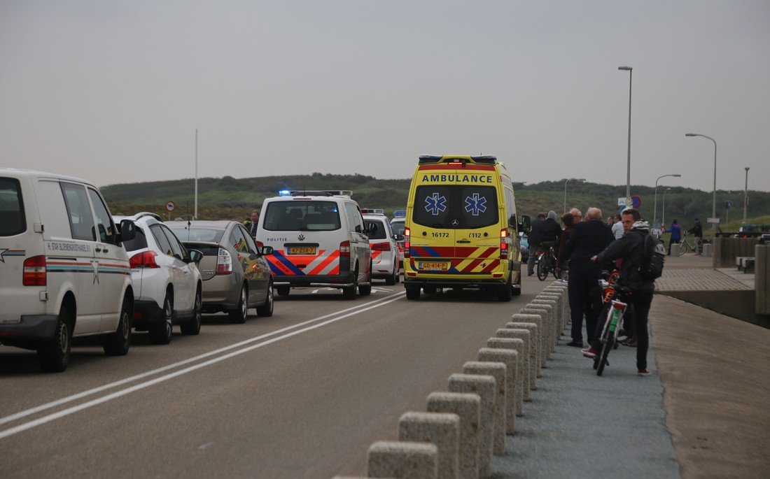 Vrouw in zee gered door KNRM Katwijk