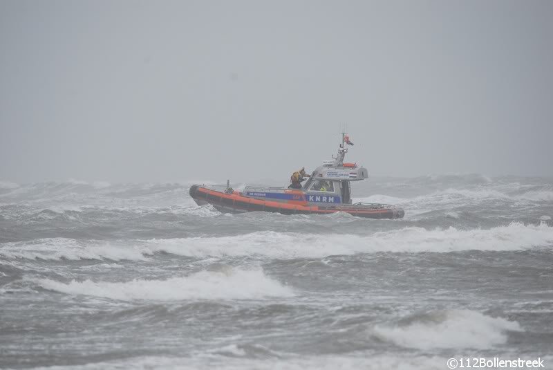 KNRM Katwijk oefent bij harde wind en hoge golven