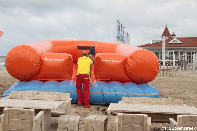 Interpolis deelt samen met de NRB 06-polsbandjes uit in Noordwijk