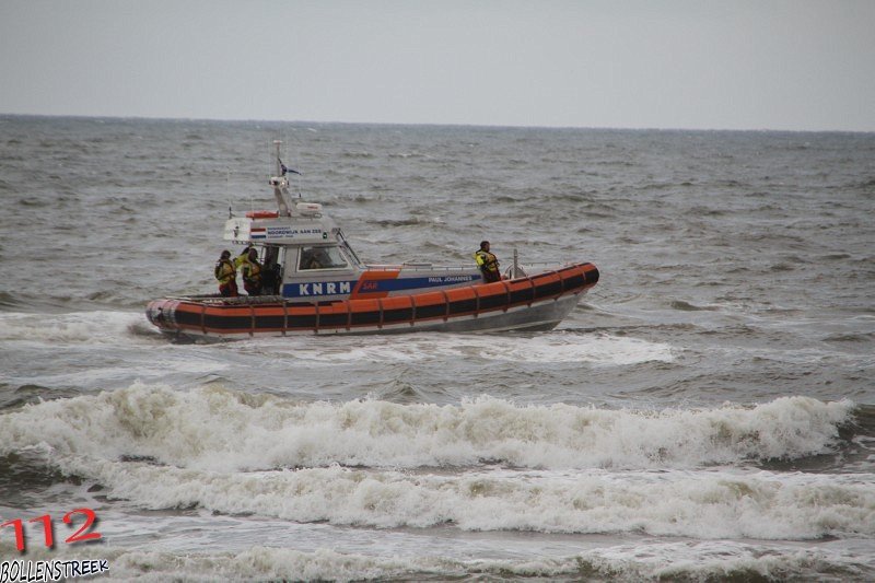 NRB en KNRM assisteren bij aankomst André Kuipers strand Noordwijk