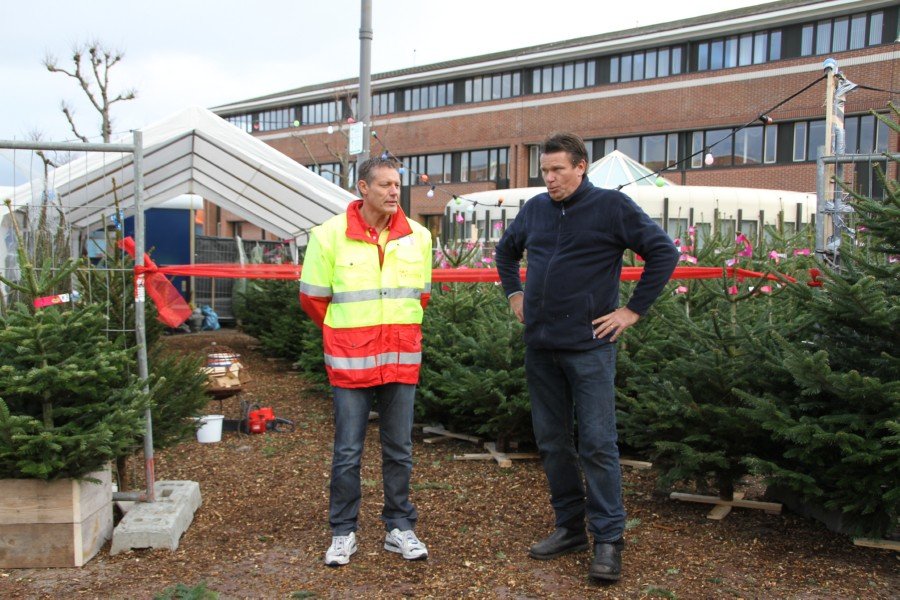 Kerstbomen verkoop gestart Jeroensplein voor goede doel