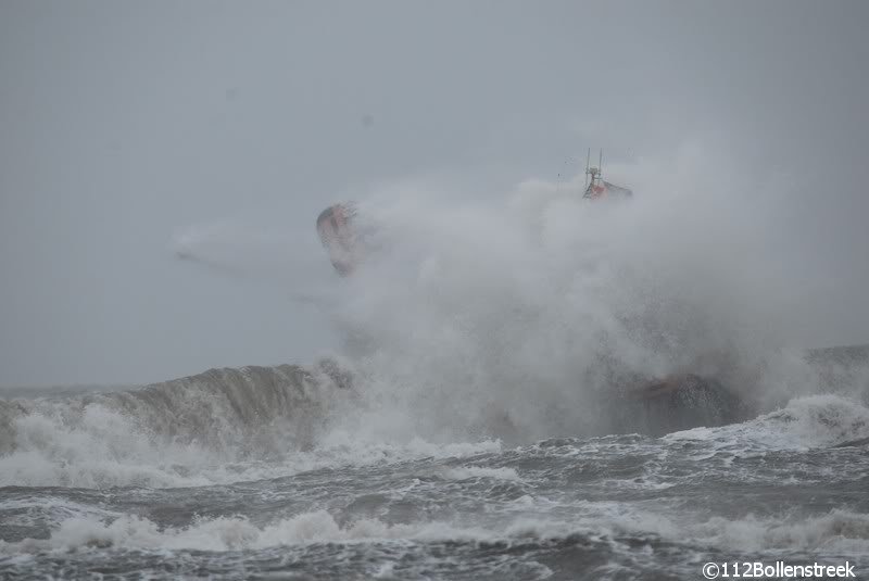 KNRM Katwijk oefent bij harde wind en hoge golven