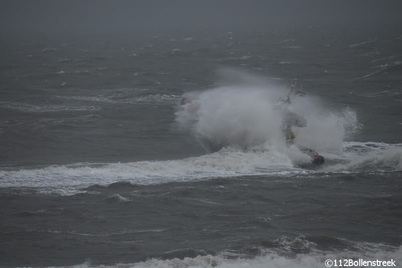 KNRM Katwijk oefent bij harde wind en hoge golven