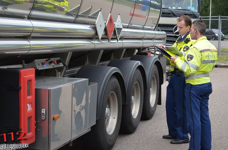 Grote vrachtwagen controle op parkeerplaats BP op de A44