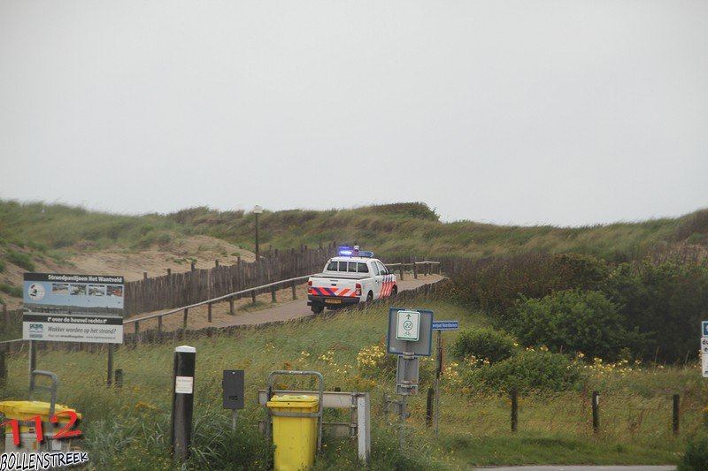 Kiter hard gevallen op strand Katwijk