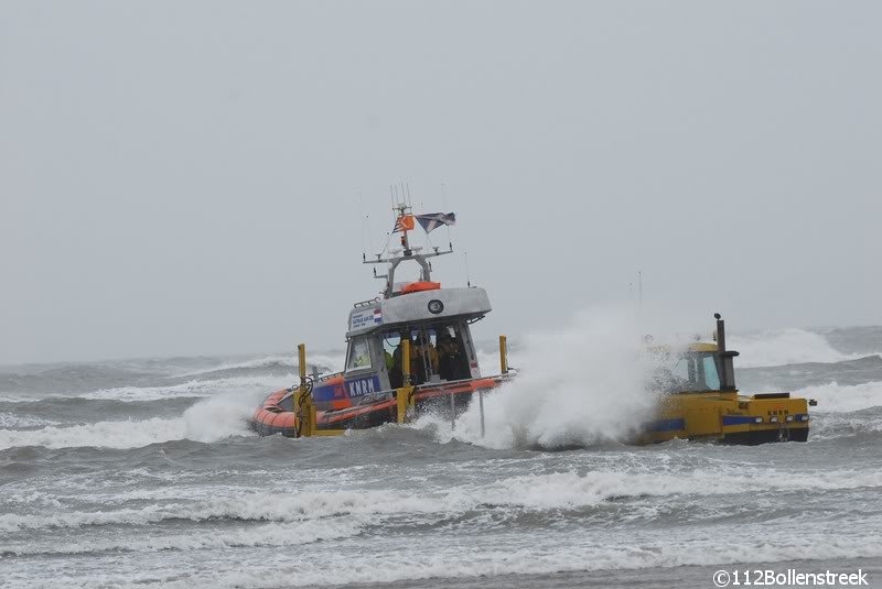 KNRM Katwijk oefent bij harde wind en hoge golven